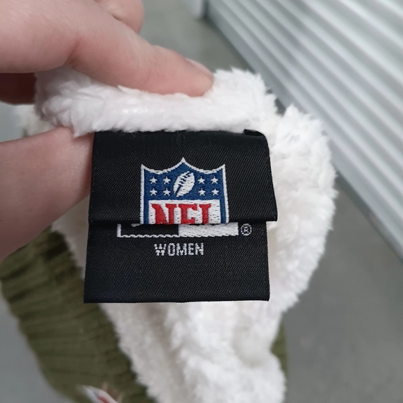San Francisco 49ers New Era Olive Salute to Service Sideline Cuffed Knit Beanie - Picture 3 of 6